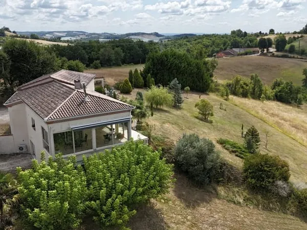 Charmante villa des années 2000 nichée sur les coteaux de Moissac.