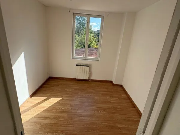Apparemment 3 pièces