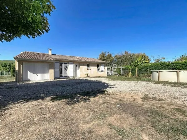 Maison, 3 chambres et garage.