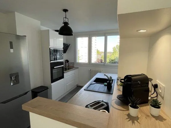 Chambre de standing avec vue sur parc arboré dans un appartement moderne - Orléans