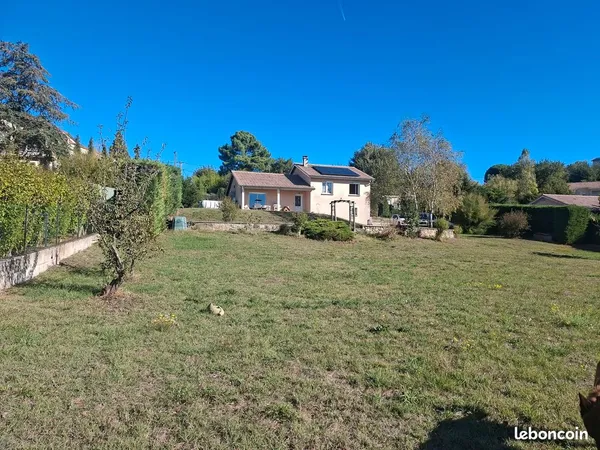 Maison de 90,66 m² avec vue imprenable, terrain clos de 1 500 m² totalement constructible et garage 