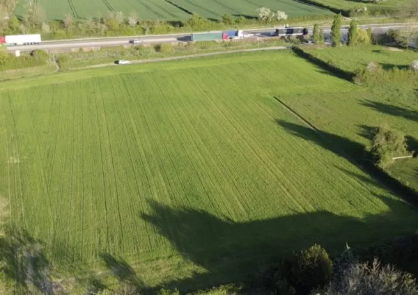 Terrain constructible à fort potentiel 5000 m2 à Tournus, accès immédiat A6 et belle visibilité depu