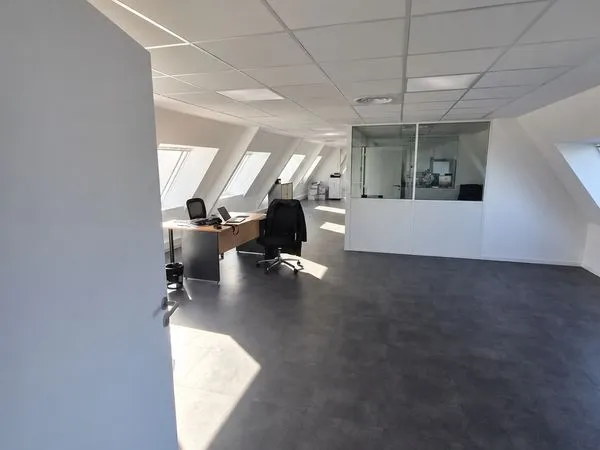 Bureaux lumineux et climatisés de 203 m² à louer à Morangisuer