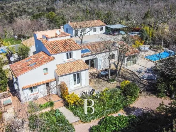 Bagnols en Forêt - Domaine composé de trois habitations avec fort revenus locatif déjà existant