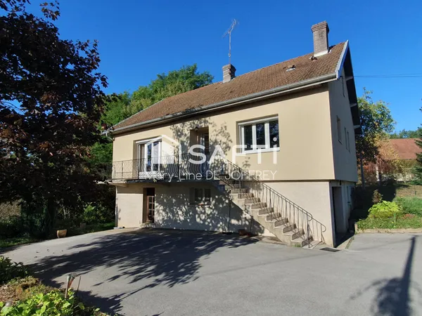 Jolie maison lumineuse sur sous-sol