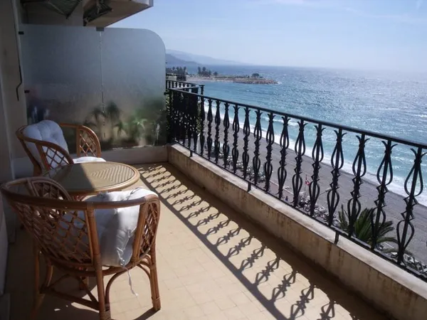 LOCATION SAISONNIERE BEAU ET GRAND STUDIO FACE MER - MENTON PLEIN CENTRE