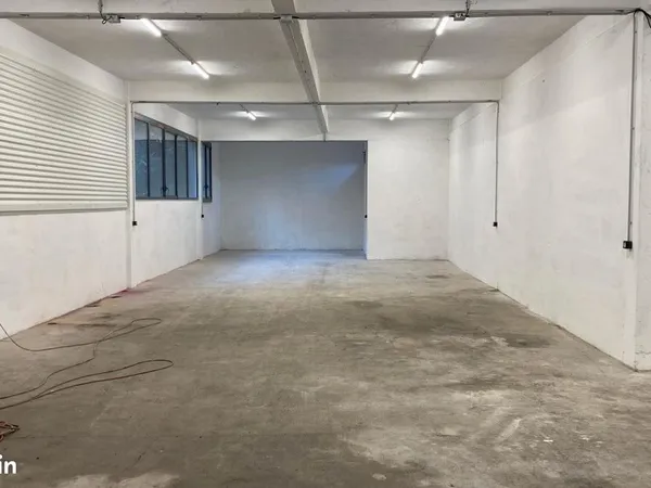 Local industriel 300 m²