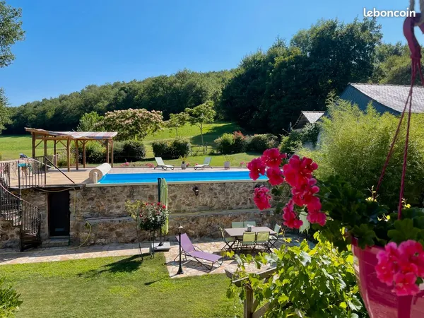 Maison de caractère avec grande piscine, jardin paysager et dépendances