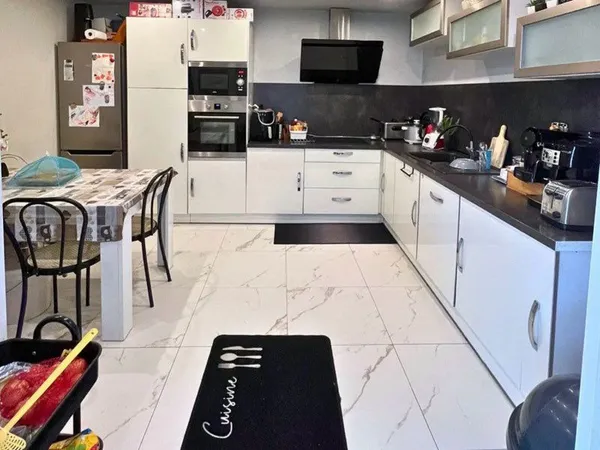 Maison familiale avec logement indépendant, piscine et grand extérieur