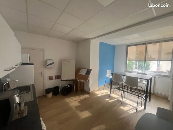 Local bureaux 213 m²