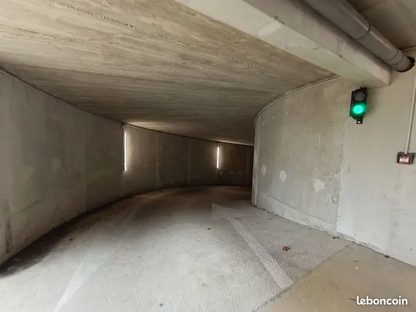 A louer Parking' Box fermé