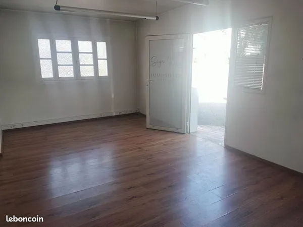 Bureaux 81 m² PAU