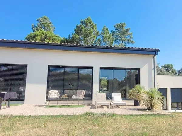A vendre dans bel environnement, villa contemporaine - Suze La Rousse