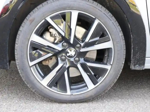 Peugeot 208 e- 136ch gt — photo 9