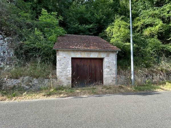 - Box de 20 m² avec terrain forestier