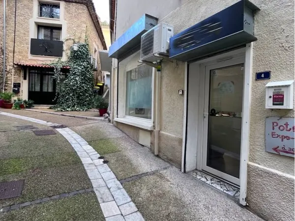 Local professionnel au coeur du village !