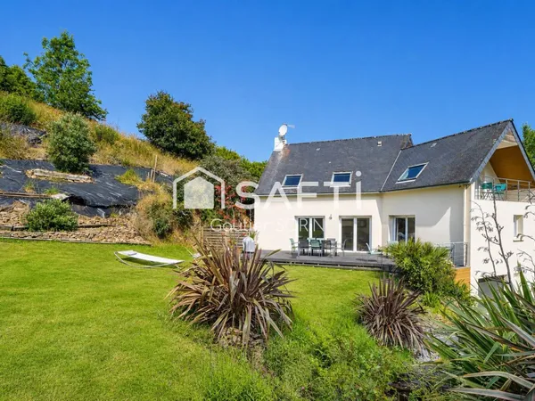 Maison contemporaine rénovée de 138 m² - Vie de plain-pied - Jardin paysagé avec ruisseau
