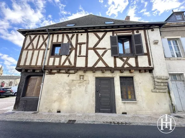 EXCLUSIVITÉ : Immeuble de caractère du XIVe siècle en centre