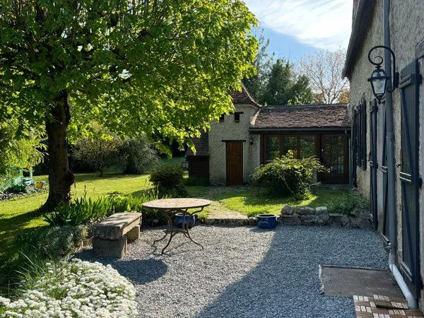 Maison type fermette longère, atypique avec pierres et poutres apparentes. Coup de coeur