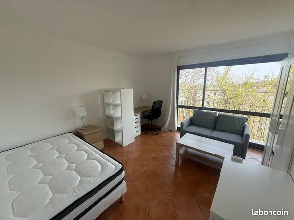 Grande chambre lumineuse avec balcon - RER B - Pas de frais d'agence