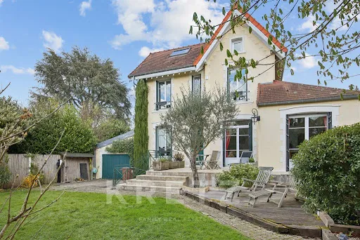 Maison 7 pièces 215 m²