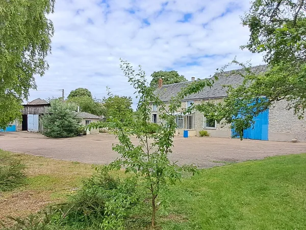 Maison à rénover à Boissy la Rivière avec des dépendances