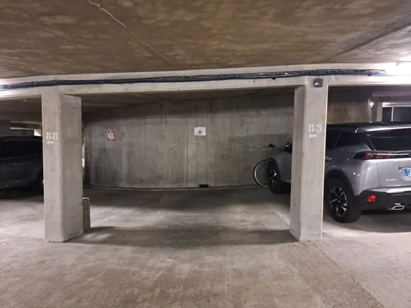 Place de Parking - 300 m entrée Sud de la Gare de la Part Dieu - 80 par mois