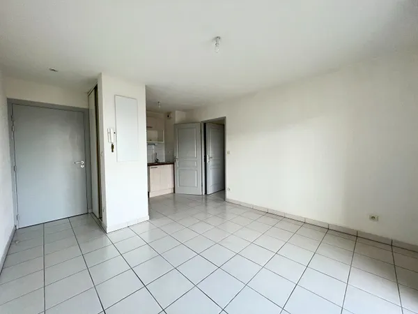 A LOUER - ROQUES - Appartement T2 de 31 m² au 1er et dernier étage avec balcon et parking privatif -