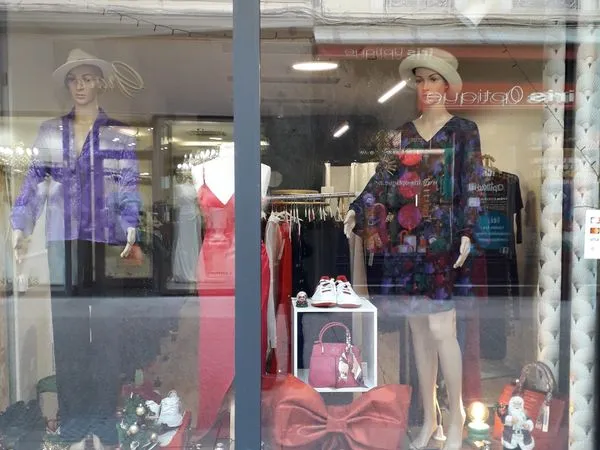 Local commercial, rue piétonne passante, centre valence, 30 M2 environ, réserve à l'arrière, libre, 