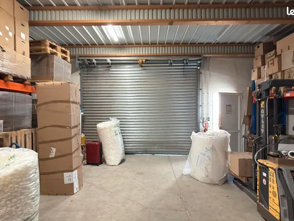 Entrepôt et bureaux de 200m2 avec coin cuisine et coin salle de bain