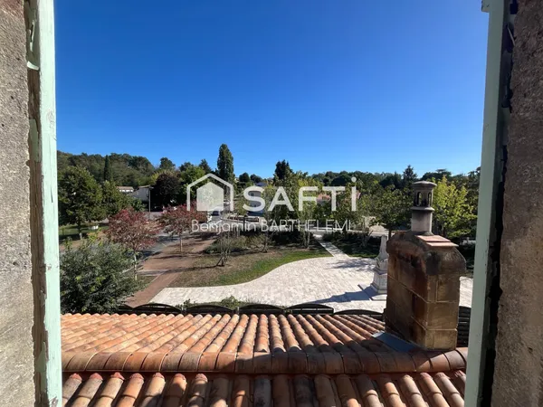 Une maison en pierre pleine de potentiel, dans un emplacement recherché,