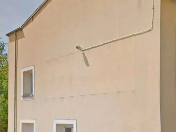 Pépinière /Locaux /Bureaux/siège social proche centre Flers 2 niveaux grand parking privé façade ave