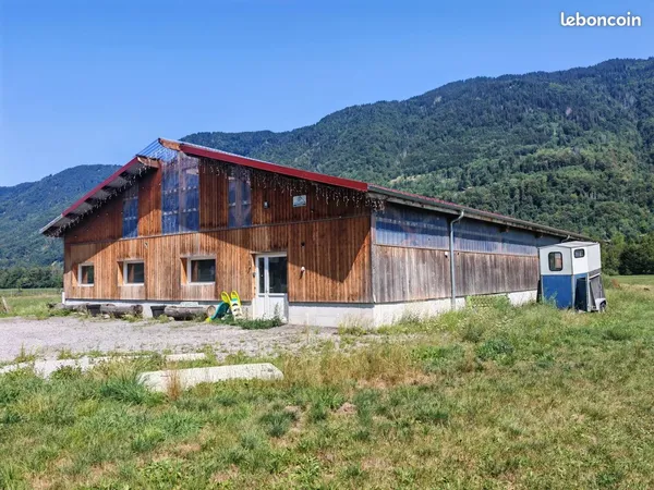 Local 390 m² La Rivière-Enverse