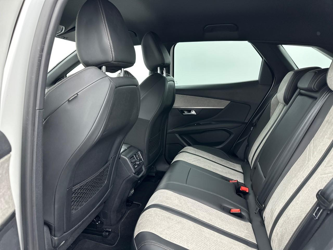 Peugeot 3008 hybrid4 300 e-eat8 gt — photo 12