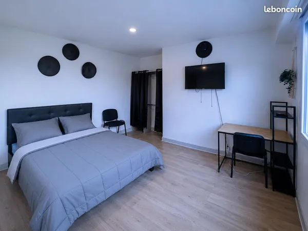 Grande chambre meublée de 18 m² à louer en colocation
