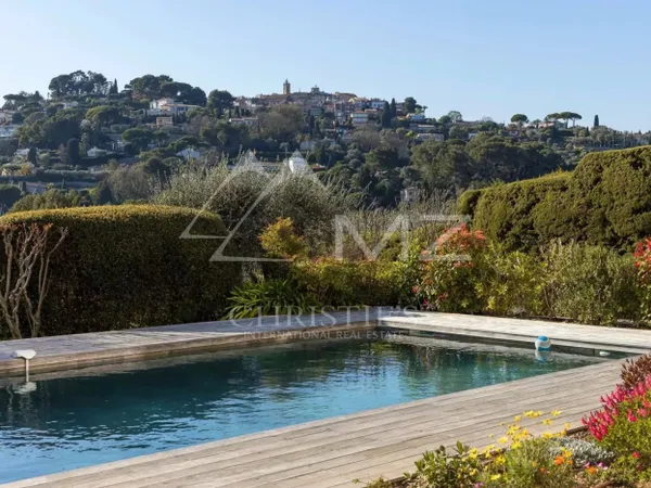 MOUGINS - Domaine fermé, vue collines et village