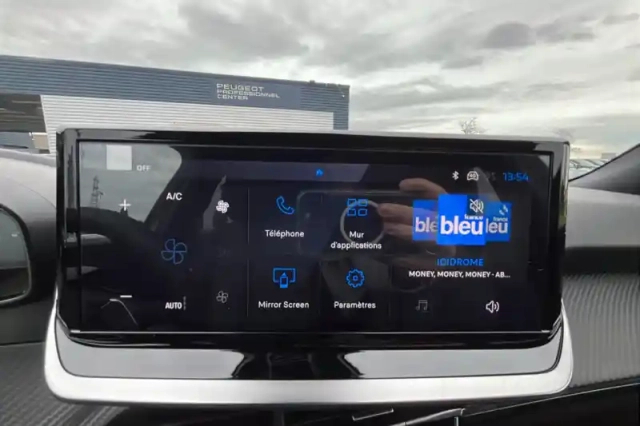 Peugeot 2008 hybrid 145 e-dcs6 — photo 42