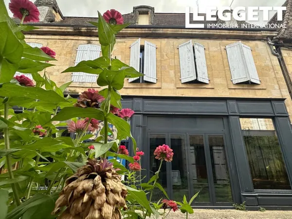 Belle maison de caractère avec 212 m² habitables, studio indépendant et beau potentiel