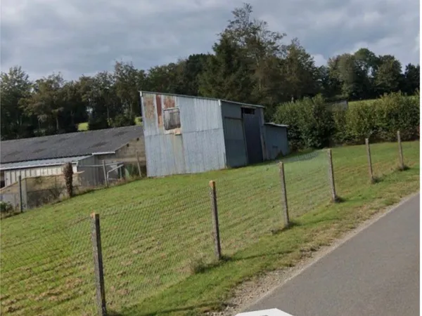 Terrain avec hangar