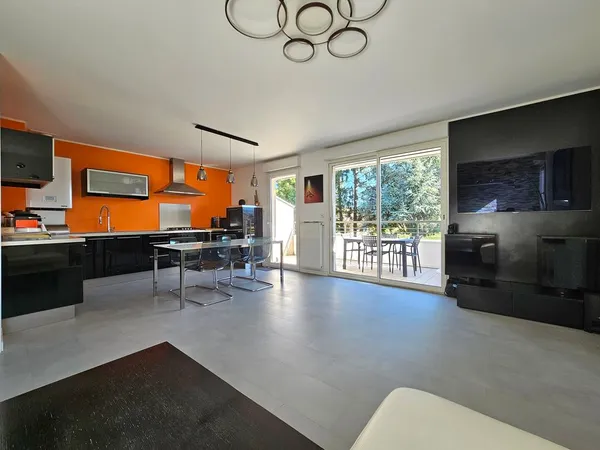 T3 66 m² entièrement rénové - Terrasse - Garage + Parking
