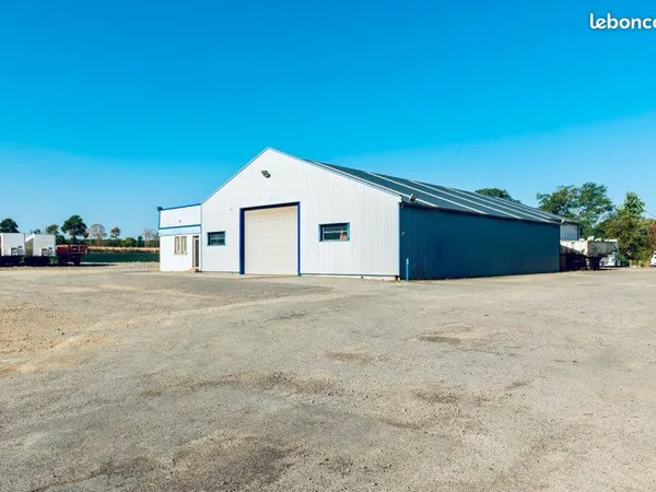 Garage / atelier poids lourds avec piste de lavage et nombreux équipements