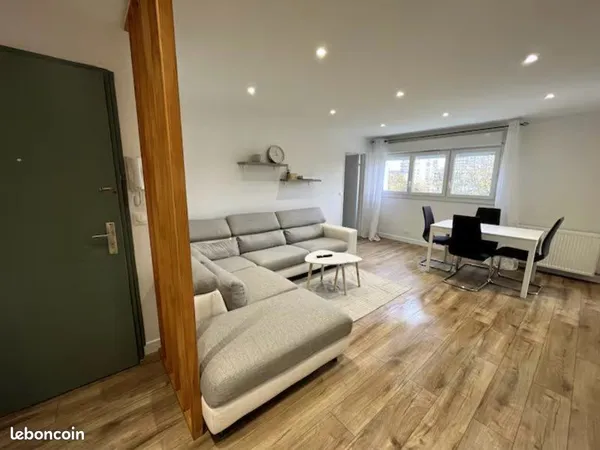 Appartement rénové 4 chambres - 1 500 / mois - Parking gratuit