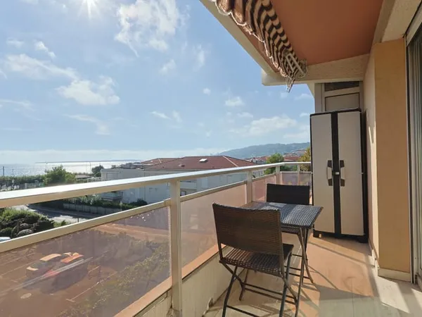 JUAN-LES-PINS - STUDIO DERNIER ÉTAGE AVEC VUE MER