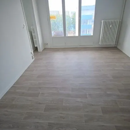 Studio rénové 33m carré avec grand balcon et commodité à proximité