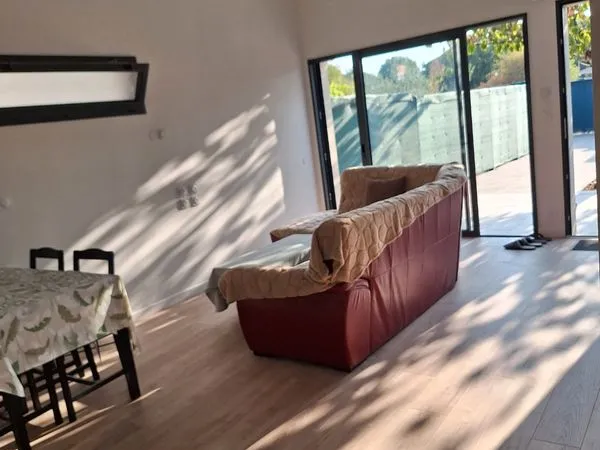 Belle maison neuve meublée-équipée 55m2, grande terrasse, jardin et parking privés