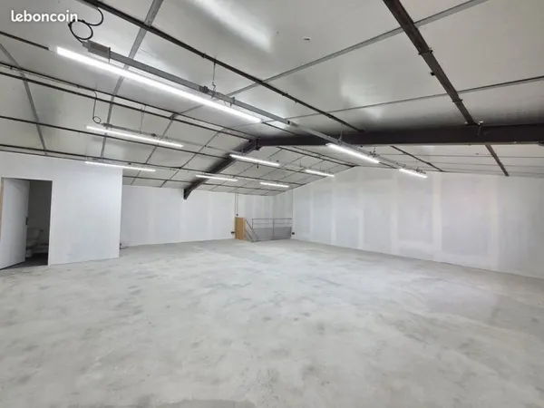 Local 100 m² Pont-Sainte-Marie