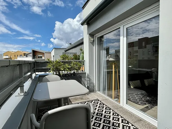 A LOUER SAINT MALO APPARTEMENT STUDIO AVEC CUSIINE EQUIPEE PARKING ET TERRASSE