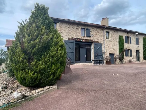 Corps de ferme rénové de 320 m2 habitables avec dépendances et terrain