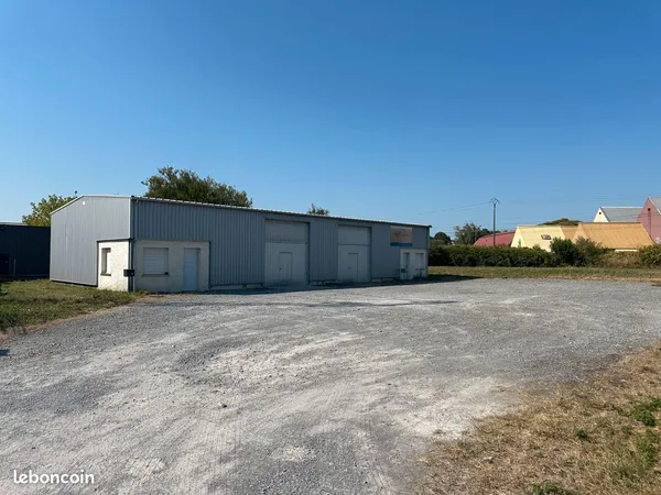 Local pro 300 m2 avec parking