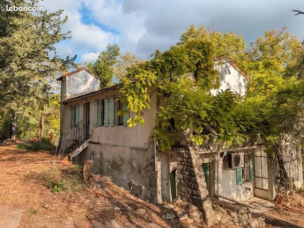 Maison ancienne de caractère à rénover - beau potentiel